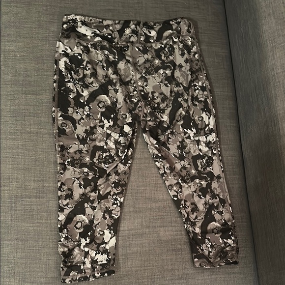 GAIAM Black and Gray Leggings with Floral Pattern - Picture 5 of 6